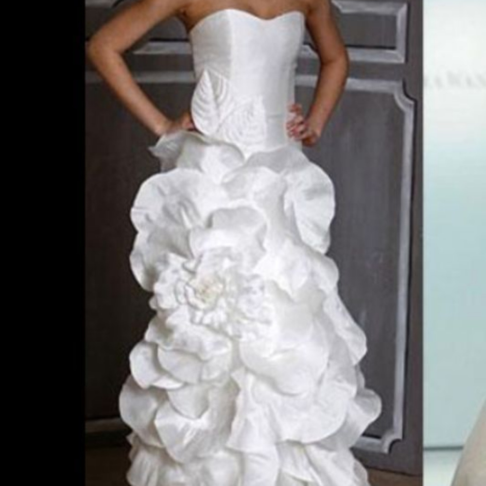 STRAPLESS CAROLINA HERRERA BRIDAL GOWN